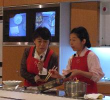 写真：神津カンナさんの楽しい会話と共に手早く調理する江上佳奈美さん